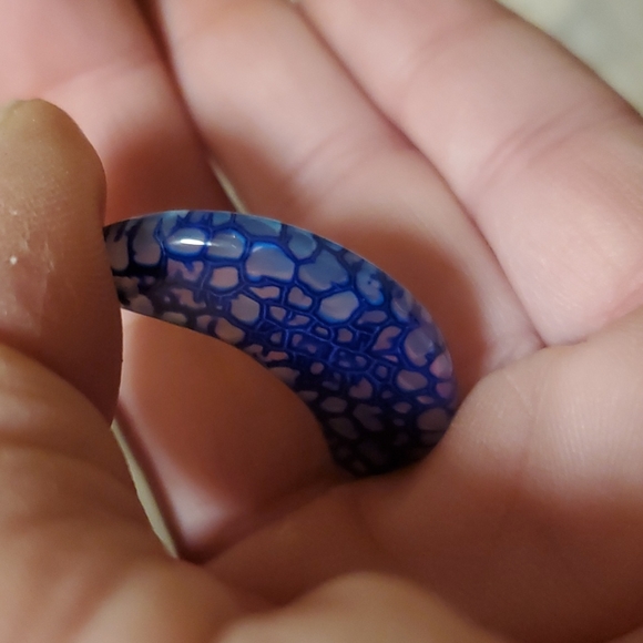 New Carved Dragon Veins Agate Crescent Moon Pendant. - Picture 10 of 12